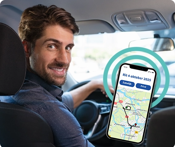 Vanaf de achterbank van een auto kijk je naar de man die de auto bestuurt. De bestuurder kijkt lachend achterom. Naast de bestuurder is een mobiele telefoon afgebeeld met op het scherm de app van rittenregistratiesysteem. In de app zie je een plattegrond met daarop een route gemarkeerd, boven de route staat de tekst 'Rit 4 oktober 2025'.